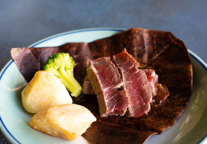 牛サーロインの朴葉味噌焼き