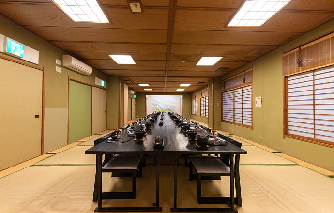 広間お食事処（テーブル席）